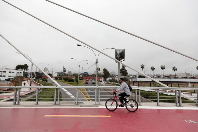 Este puente está ubicado sobre la Bajada de San Martín, en el límite de Miraflores y San Isidro, y cuenta con un viaducto atirantado, el cual está destinado a promover la caminata, el uso de la bicicleta y otros vehículos de micro movilidad. (Foto: Ángela Ponce)
