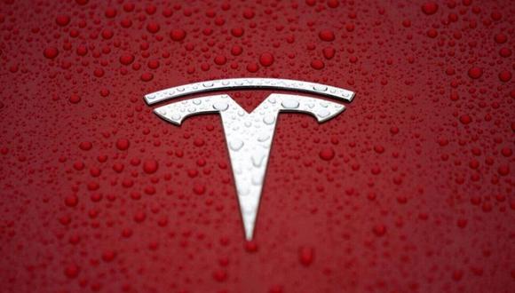 Se ve un logotipo de Tesla en la Gigafábrica de Tesla Shanghái en Shanghái, China, el 7 de enero de 2019