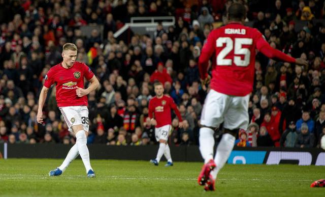 Estas fueron las mejores fotografías del partido entre Manchester United y Brujas por los dieciseisavos de final de la UEFA Europa League. EFE/EPA/PETER POWELL