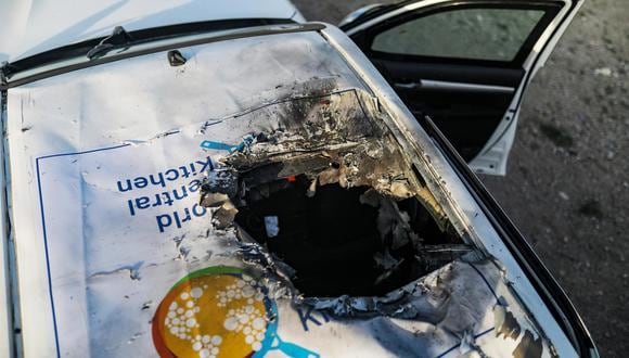 Un coche destruido de la ONG World Central Kitchen (WCK) se encuentra a lo largo de la carretera Al Rashid, entre Deir Al Balah y Khan Younis, en el sur de la Franja de Gaza, el 2 de abril de 2024. (EFE/EPA/MOHAMMED SABLE).