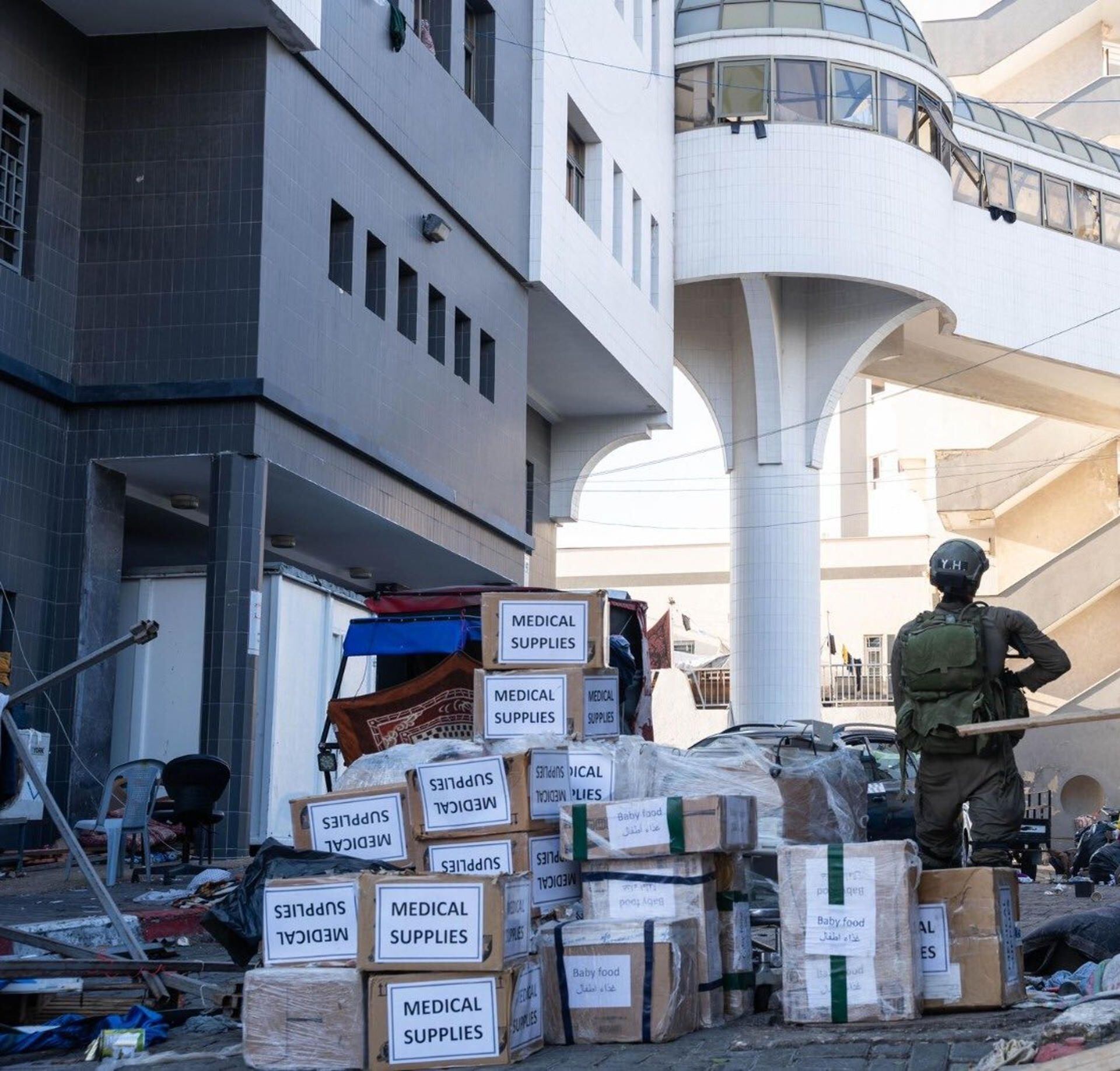 An Israeli soldier guards boxes of humanitarian equipment at the hospital entrance.  (EFE/Israeli Army).