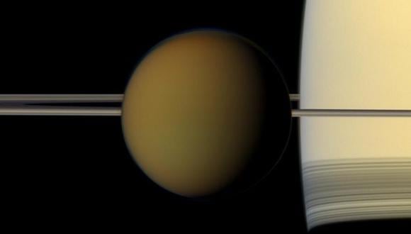 La imagen muestra a Titán frente a Saturno y sus anillos. (Foto: NASA / JPL-Caltech / Space Science Institute)
