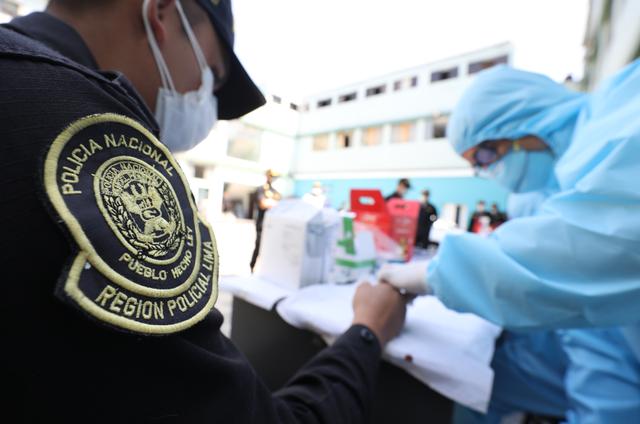 EsSalud informó que realiza pruebas rápidas de coronavirus (COVID-19) a más de 17 mil agentes de la Policía Nacional del Perú (PNP) que prestan servicio en las calles de Lima y el Callao. (Foto EsSalud)