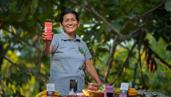 La productora Sonia Rodríguez le ha dedicado su vida al cacao y al chocolate. Actualmente es socia de la Cooperativa Qori Warmi, conformada exclusivamente por mujeres del Vraem. Desde 2019, el trabajo con la asociación Devida ha permitido la recuperación de más de cuatro mil hectáreas de suelos degradados por cultivos ilícitos en la zona. FOTOS: Devida.