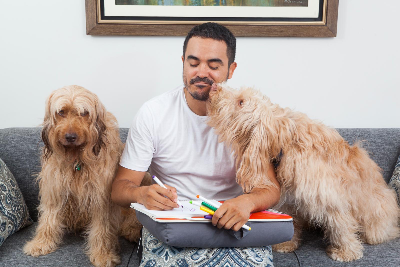 Gringo y Brau son los dos canes adoptados de Yirko Sivirich, quien los encontró –en distintos momentos– abandonados en la calle. (Foto: Rochi León) 