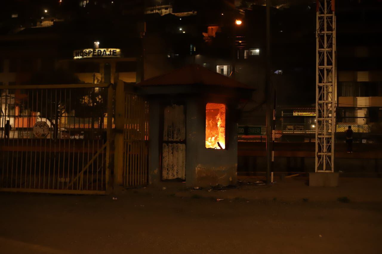 Vándalos incendiaron una garita del terminal terrestre de Cusco en un intento de apoderarse de las instalaciones. Esto se dio a causa de no lograr tomar el aeropuerto.