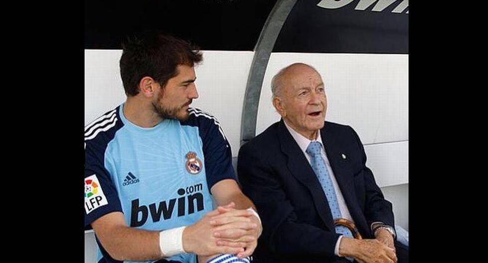 Iker Casillas al lado de don Alfredo. (Foto: @CasillasWorld)