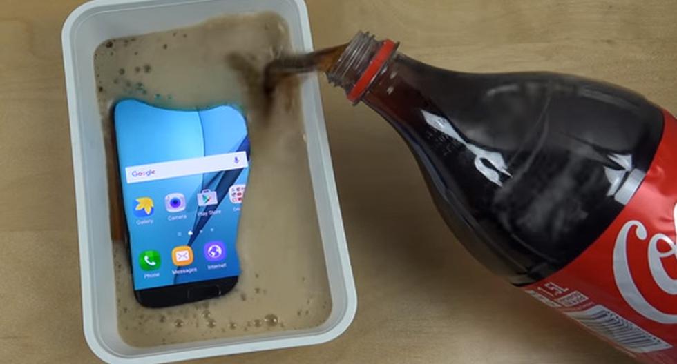 Decidieron probar la resistencia al agua del Samsung Galaxy S7 y lo sumergieron en en un recipiente con Coca Cola. El resultado de este experimento te sorprenderá. (Foto: Captura)