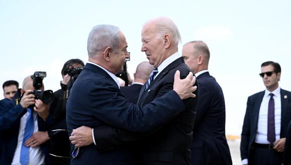El primer ministro israelí, Benjamin Netanyahu (izq.), saluda al presidente estadounidense Joe Biden a su llegada al aeropuerto Ben Gurion de Tel Aviv el 18 de octubre de 2023. (Foto de Brendan SMIALOWSKI / AFP).