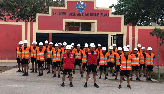 Unos 40 integrantes de la Primera Brigada de Fuerzas Especiales efectúan el mantenimiento de la infraestructura del colegio José Antonio Encinas Franco, en la zona de Pamplona Alta, ubicado en San Juan de Miraflores. (Facebook)