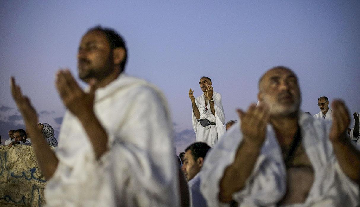 MI13 LA MECA (ARABIA SAUDÕ) 31/08/2017.- Fieles musulmanes rezan mientras descansan en el Monte Arafat durante su peregrinaje a La Meca, cerca de la ciudad santa, en Arabia SaudÌ, hoy, 31 de agosto de 2017. M·s de dos millones de musulmanes han llegado a Arabia SaudÌ para participar en el "hach", la peregrinaciÛn anual a la ciudad santa de La Meca, que comenzÛ ayer con el regreso de los iranÌes tras un aÒo de suspensiÛn y a la que tambiÈn acuden los catarÌes, a pesar de la actual crisis diplom·tica. EFE/Mast Irham