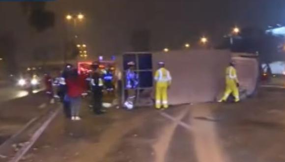 Un camión que transportaba desmonte se volcó en la Panamericana Sur, en Surco. (Foto: Captura / Buenos Días Perú)