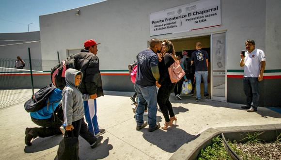 Migrantes centroamericanos cruzan hacia Estados Unidos desde la línea ubicada en la ciudad del El Chaparral, en la fronteriza Tijuana (México). (Foto: EFE/Joebeth Terriquez)
