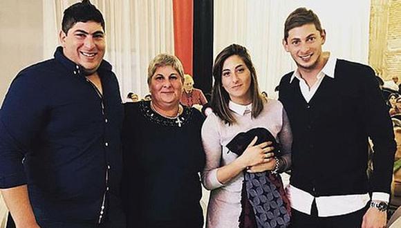 Emiliano Sala (derecha) con sus hermanos y su madre. Foto: La Nación de Argentina/ GDA