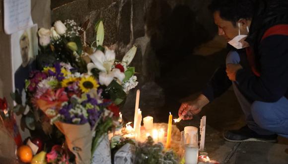 Entre oraciones y arreglos florales, vecinos y fanáticos del artista Diego Bertie le rinden homenaje en el lugar de su deceso. (Foto: Julio Reaño/@Photo.gec)