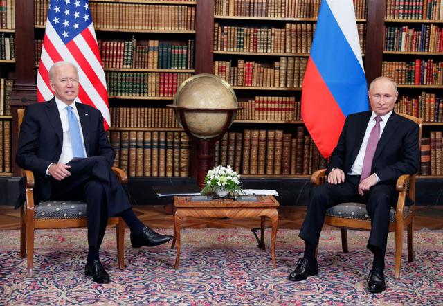 El presidente estadounidense Joe Biden (izq.) y su homólogo ruso Vladimir Putin durante su encuentro en la cumbre en la Villa La Grange, en Ginebra, Suiza. (EFE / EPA / MIKHAIL METZEL / SPUTNIK / KREMLIN).