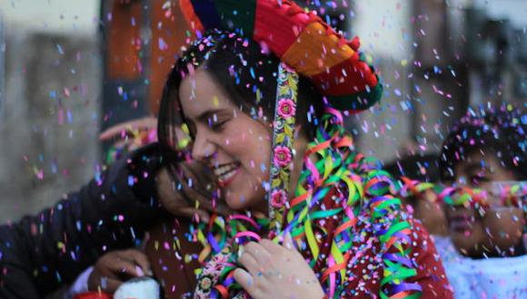 Con pica pica y parfernalia festiva, en la celebración de la fundación de su partido, Nuevo Perú, en el 2017.