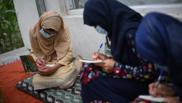 Desde que tomaron el poder hace un año, los talibanes han impuesto severas restricciones a niñas y mujeres para cumplir con su visión austera del Islam, expulsándolas efectivamente de la vida pública. (Foto: Daniel LEAL / AFP)
