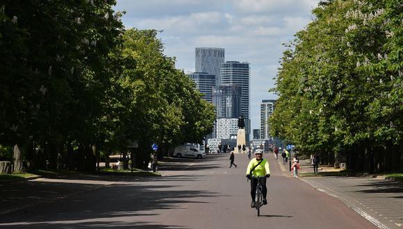 Un ciclista monta una bicicleta por el parque de Greenwich, en el sureste de Londres, luego de que las autoridades relajaran las restricciones por el coronavirus. (Foto: Glyn Kirk / AFP)