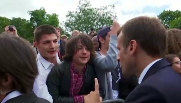 Emmanuel Macron regaña a un estudiante y le pide que lo llame "señor Presidente". (Foto: AP).