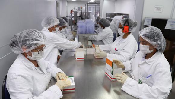 Los empleados cierran cajas con viales que contienen CoronaVac, la vacuna de Sinovac contra la enfermedad del coronavirus, en el centro de producción biomédica de Butantan en Sao Paulo, Brasil, 22 de enero de 2021. (REUTERS / Amanda Perobelli).