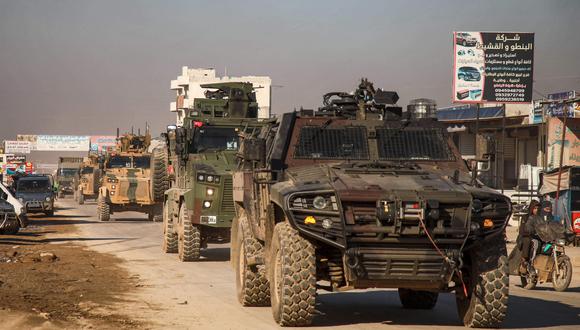 Un convoy militar turco de tanques y vehículos blindados pasa por la ciudad siria de Dana, en la provincia de Idlib. (AFP / AAREF WATAD).
