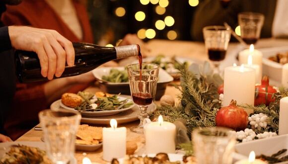 Si aún no has pensado con qué brindar en la cena de Navidad, el vino es una gran alternativa. (Foto: Nicole Michalou / Pexels)