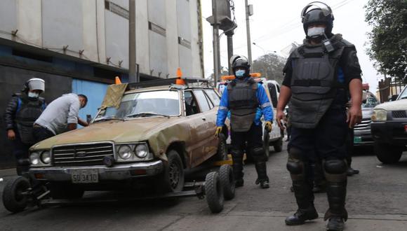 Agentes de Fiscalización, de la comisaría de San Cayetano y de la Diprove, hallaron que cuatro automóviles eran desarmados por mecánicos informales en la vía pública | Foto: Municipalidad de Lima