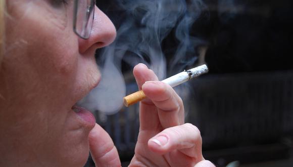 La OMS explica que los fumadores son más propensos a sufrir síntomas más graves y la muerte si contraen COVID-19. (Foto: Pixabay / Referencial)