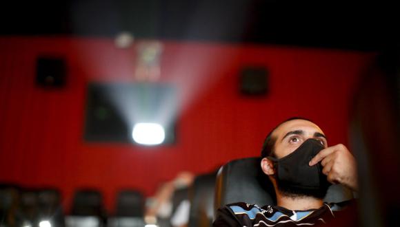 Un hombre mira una película en un cine a casi un año de que se cerraran las salas por la pandemia de COVID-19, en Buenos Aires, Argentina, el 3 de marzo de 2021. (Foto AP/Natacha Pisarenko).