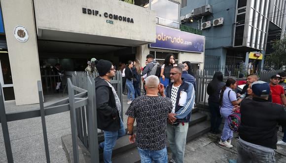Ciudadanos venezolanos esperan información a las afueras del consulado de Venezuela, tras el anuncio del presidente Nicolás Maduro del cierre de la Embajada y consulados, en Quito (Ecuador).  EFE/ José Jácome