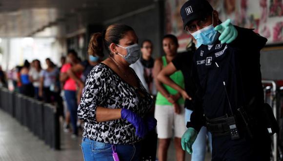 El Gobierno de Panamá ha impuesto estrictas medidas ante el avance del coronavirus. Las panameñas y los panameños solo se movilizan en determinados días dependiendo si es hombre o mujer. (Foto: EFE)