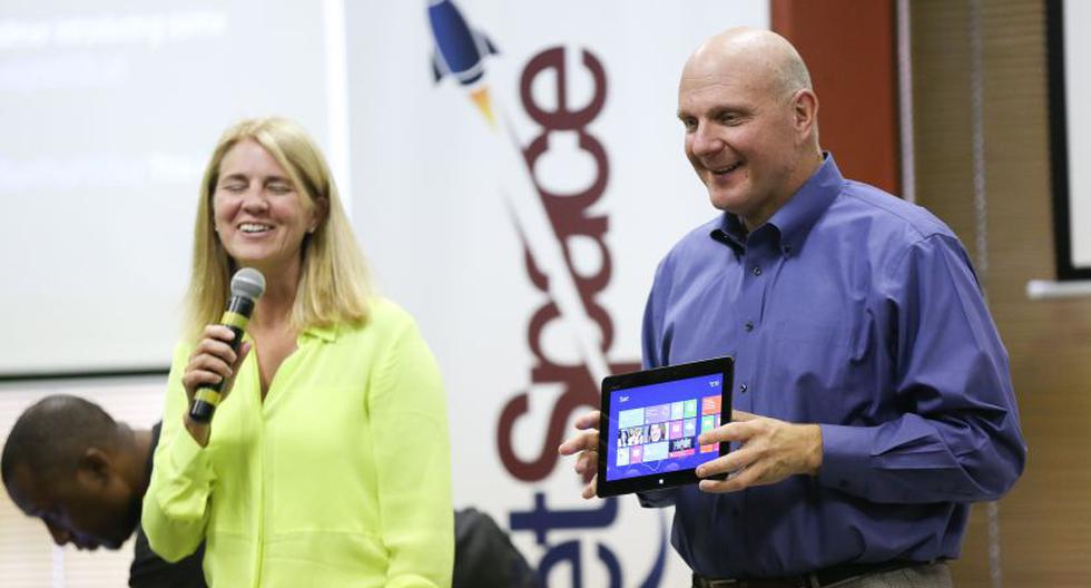 Steve Ballmer con una tablet que usa Windows 8. (Foto: @Photo/Flickr)