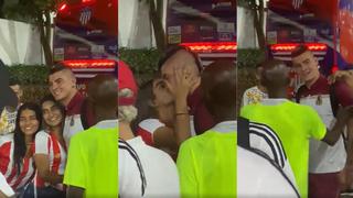 Aficionada le roba un beso a futbolista del Tolima que es casado y este reacciona | VIDEO