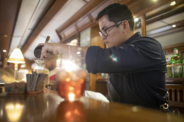 Tres bartenders profesionales atienden todo el trayecto (ida y vuelta). La renovada carta incluye más bebidas con ingredientes peruanos. (Foto: Richard Hirano / Somos)