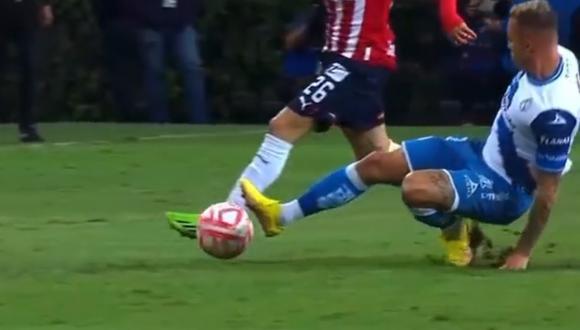 Gustavo Ferrareis sufrió grave lesión en el tobillo en el Puebla vs. Chivas. (Foto: Captura)