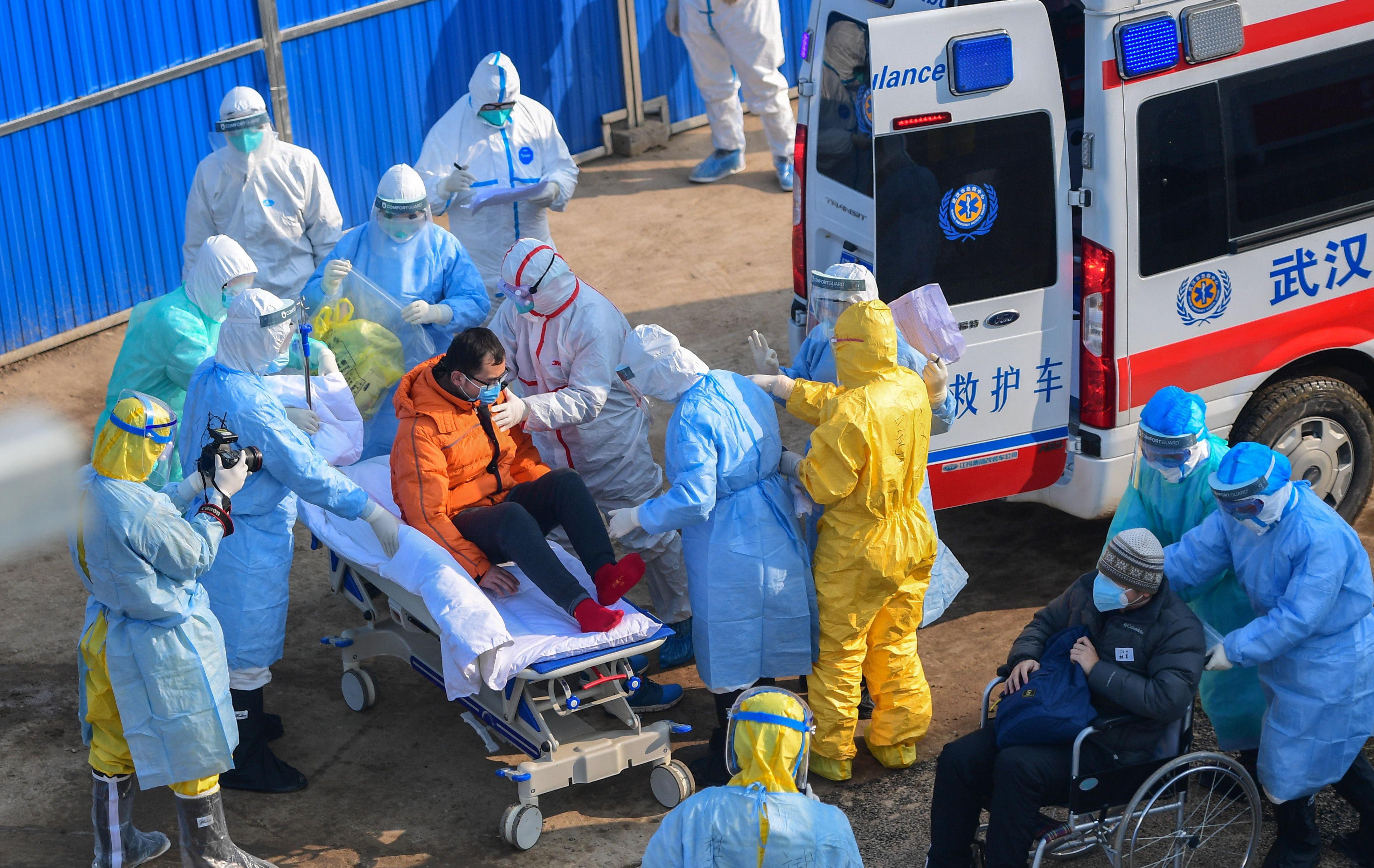 El personal médico transfiere a los pacientes de coronavirus al nuevo Hospital Huoshenshan, en Wuhan, provincia de Hubei. (EFE).