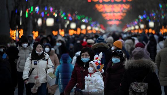 La gente visita una calle comercial durante el Año Nuevo Lunar chino en Beijing el 25 de enero de 2023. (Foto de WANG Zhao / AFP)
