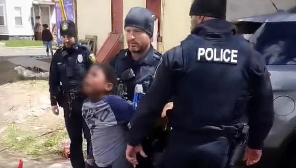 Niño negro de 8 años es detenido por robar papas fritas en Syracuse, Estados Unidos. (Captura de video).