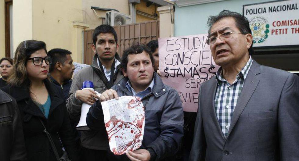 Manifestantes piden el retiro del rector Luis Cervantes Liñán. (Foto: USI)