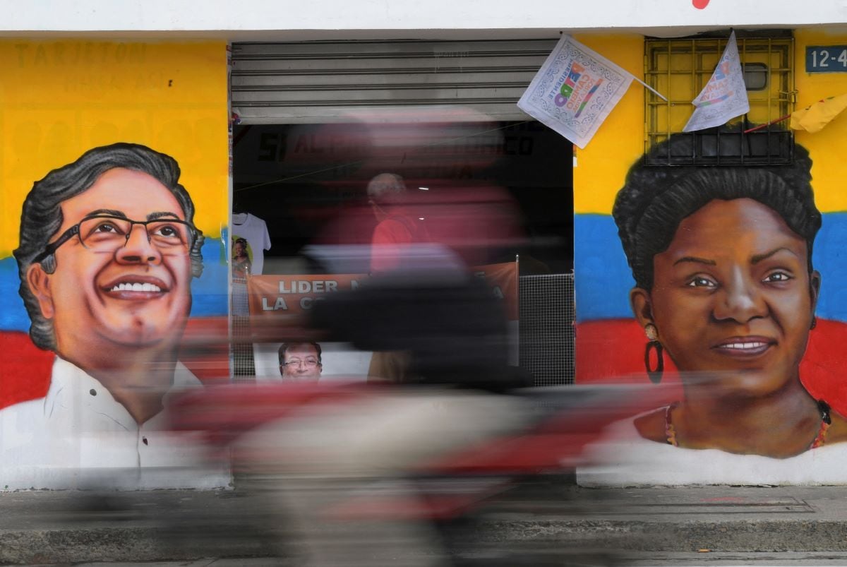 A mural with images of the Colombian presidential candidate for the coalition of the Historical Pact, Gustavo Petro, and his vice-presidential candidate, Francia Márquez, in Cali, Colombia.  (Raúl ARBOLEDA / AFP).