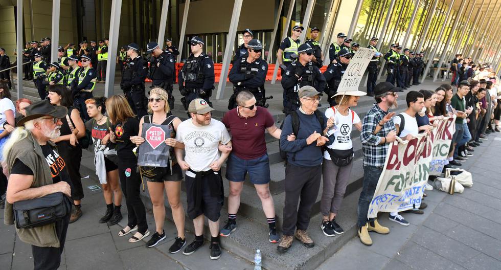 Los manifestantes por el cambio climático protestaron afuera de la Conferencia Internacional de Minería y Recursos (IMARC) que se celebra en Melbourne. (AFP)