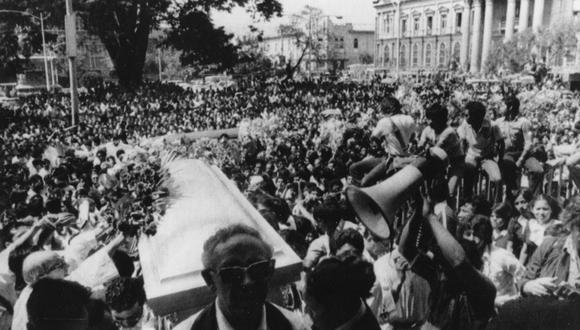 Miles de personas esperan frente a la Catedral Metropolitana de San Salvador el 30 de marzo de 1980 mientras el ataúd de Mons. Óscar Romero es llevado al interior del templo. (Foto de CNS)