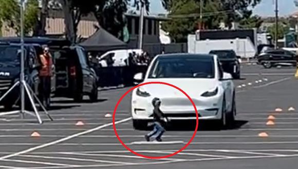 Un video muestra cómo un vehículo de Tesla atropella el maniquí del tamaño de un niño. (Imagen: @TaylorOgan / Twitter)