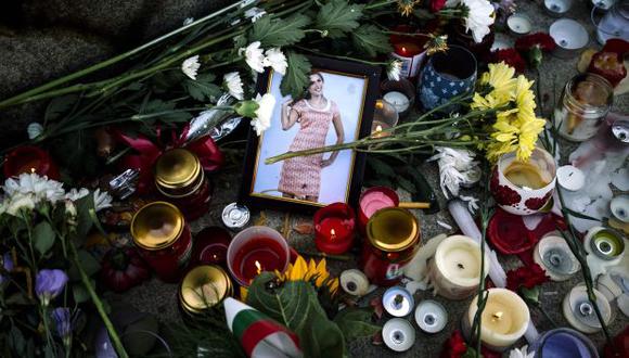 Flores y velas se colocan cerca del retrato de la periodista de televisión búlgara Viktoria Marinova. Bulgaria se vio presionada por encontrar a su asesino. (Foto: AFP)