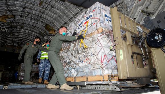La ayuda humanitaria comenzó a llegar este jueves a Tonga a través de aviones fletados por Nueva Zelanda y Australia cargados con contenedores de agua, generadores de energía, equipos de comunicación y otros productos de primera necesidad. (Foto: Departamento de Defensa de Australia / Reuters)