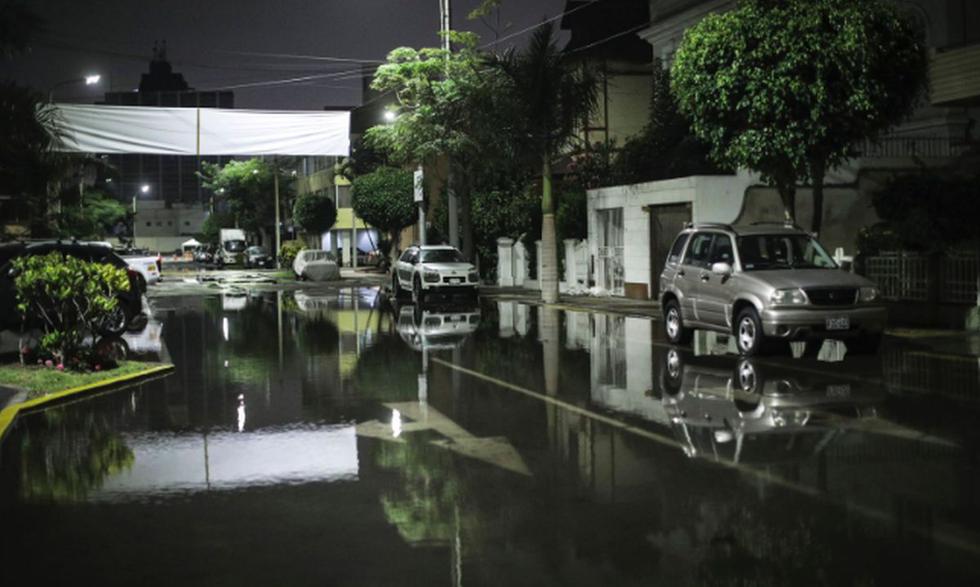 Algunas calles de La Punta quedaron anegadas por el agua del mar que se salió debido a los fuertes oleajes | Foto: Joel Alonzo/ @photo.gec