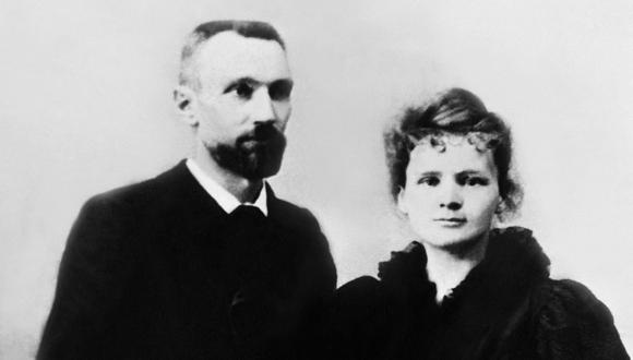 Marie Curie-Skolodowska con Pierre Curie poco después de su boda, en 1985. (Foto de Archivos de P. y M. Curie / AFP)