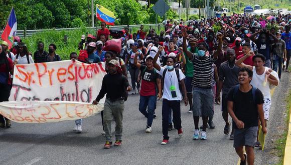 Migrantes centroamericanos caminan hoy por la principales calles del municipio de Tapachula, en el estado de Chiapas (México). (Foto: EFE/ Juan Manuel Blanco9.
