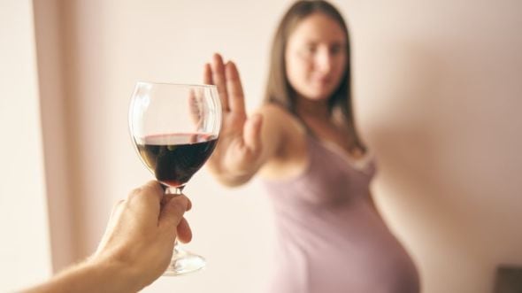El estudio sugiere que los padres deben abandonar el consumo de alcohol si planean tener un hijo. (Foto: Getty)